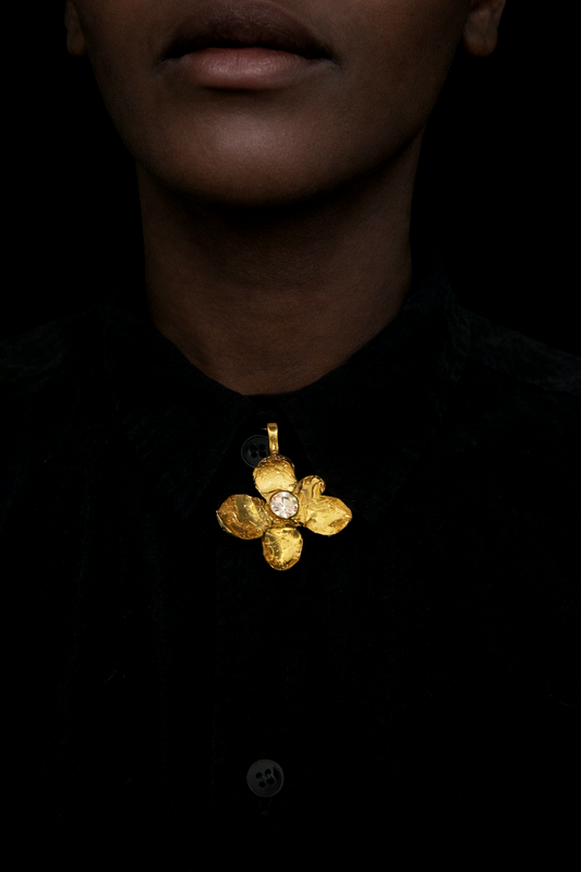 Pingente Hortênsia — flor real eternizada em ouro